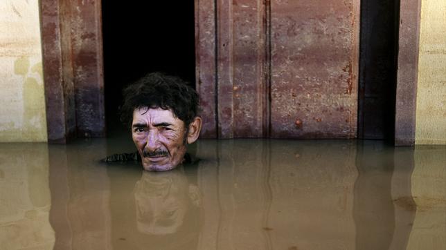 Bild: Gideon Mendel/Gideon Mendel Das Hochwasser steht so hoch, dass nur noch der Kopf eines Mannes zu sehen ist.