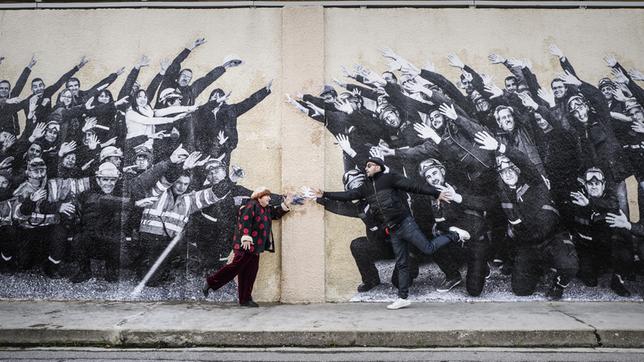 Bild: Agnès Varda-JR-Ciné-Tamaris, Social Animals 2016/Agnès Varda/JR Wand mit Foto zweier Menschen-Gruppen