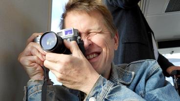 Bild: Kerstin Höntsch/Kerstin Höntsch Porträt des Fotografen Henry Fair mit seiner Kamera