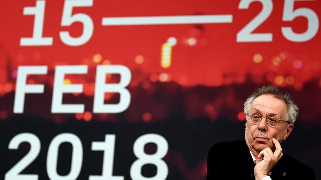 Bild: dpa bildfunk - Britta Pedersen Dieter Kosslick vor einem Plakat der Berlinale 2018.