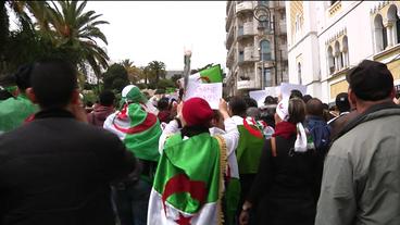 Bild: NDR Menschen demonstrieren in Algerien