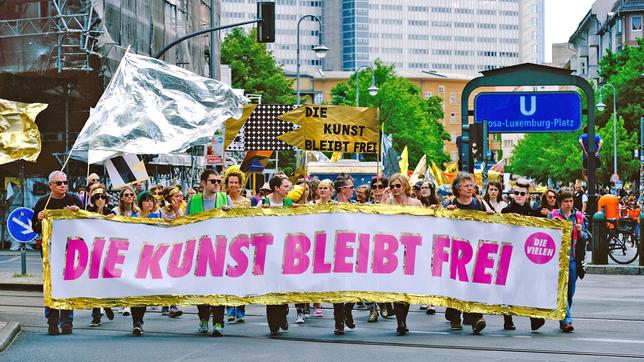 Zahlreiche Menschen marschieren hinter einem Plakat mit der Aufschrift: Die Kunst bleibt frei.