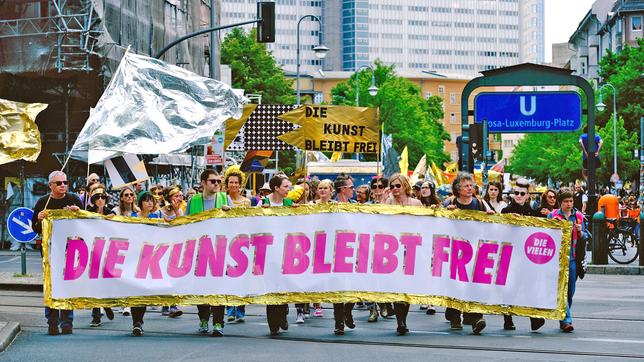 Bild: picture alliance/ Eventpress Zahlreiche Menschen marschieren hinter einem Plakat mit der Aufschrift: Die Kunst bleibt frei.