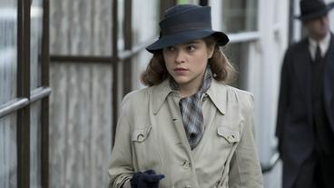 Bild: eOne Germany Sophie Cookson spielt in "Geheimnis eines Lebens" Joan als junge Frau.
