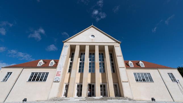 Ansicht des Theaters Hellerau in Dresden vor blauem Himmel.