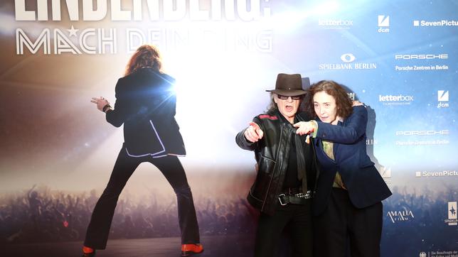 Bild: dpa/Christian Charisius Udo Lindenberg und Regisseure Hermine Huntgeburth bei der Premiere in Hamburg