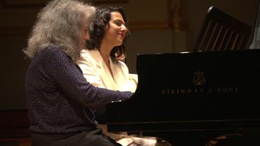 Bild: NDR Starpianistin Martha Argerich spielt mit der Pianistin Khatia Buniatishvili vierhändig.