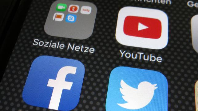 Bild: dpa Logi sozialer Netzwerke auf einem Handybildschirm.