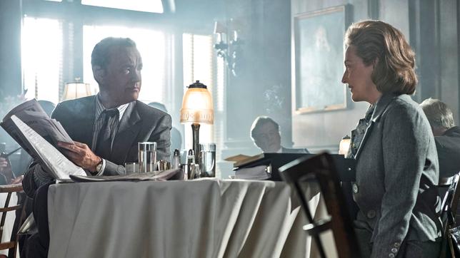 Bild: Universal Pictures Germany Meryl Streep (r.) und Tom Hanks sitzen an einem Tisch im Restauerant. Szene aus "Die Verlegerin".