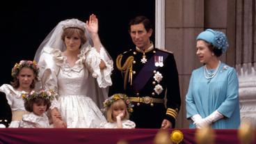 Prinz Charles und Prinzessin Diana mit Queen Elizabeth II anlässlich ihrer Hochzeit in London