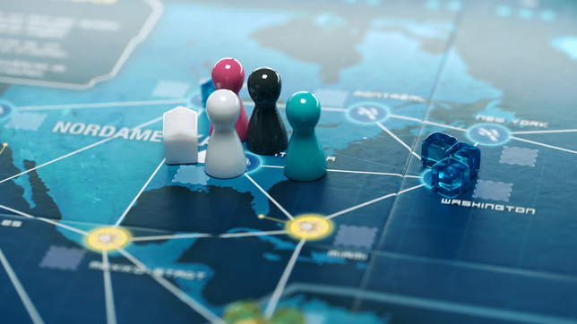 Spielfiguren in Nahaufnahme des Brettspiels "Pandemic Legacy".