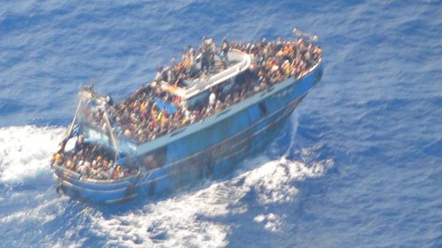 Flüchtlingsboot im Mittelmeer vor der griechischen Küste.