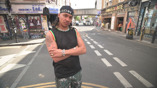 Der Hip-Hop-Künstler Kelvyn Colt steht in der Londoner Innenstadt.