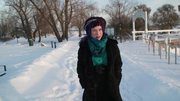 Die Schriftstellerin Sofi Oksanen im Schnee in Helsinki.