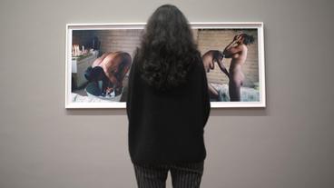 Bild: rbb Natasha Ginwala in der Muholi-Ausstellung im Berliner Gropius Bau