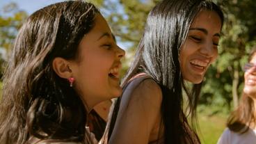 Bild: W-Film Thalia (links) und ihre Lehrerin Geyza