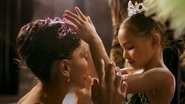 Bild: W-Film Eine erwachsene und eine junge Ballerina auf der Bühne
