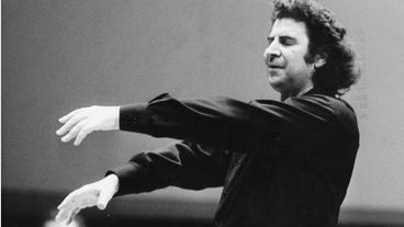 Bild: akg-images Mikis Theodorakis