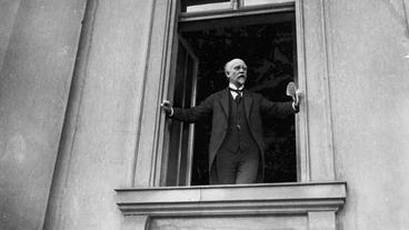 Bild: akg-images Philipp Scheidemann ruft am 9.11.1918 die Republik aus