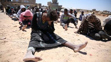 Bild: picture alliance / dpa Afrikanische Flüchtlinge an der Küste von Libyen