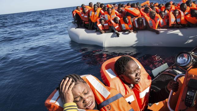 Bild: dpa/Sima Diab Aus Seenot gerettete Flüchtlinge im Mittelmeer