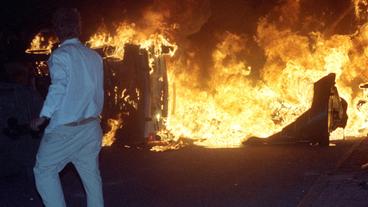 Bild: WDR / dpa/Bernd Wüstneck Anschlag auf ein Asylbewerberheim in Rostock-Lichtenhagen, August 1992