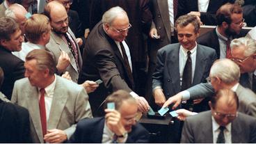 Bild: picture-alliance / dpa/Martin Gerten Abstimmung im Bundestag über die Neufassung des Asylrechts, 26.5.1993