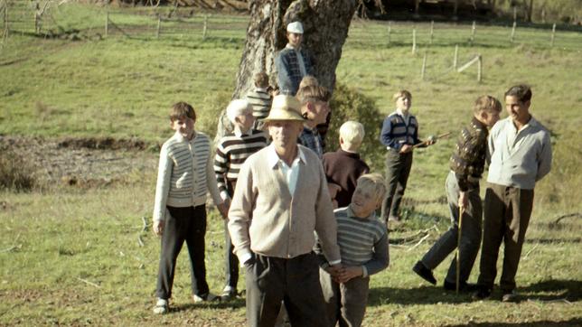 Bild: WDR/LOOKSfilm Paul Schäfer mit einer Gruppe von Jungen (ca. 1968)