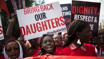 Bild: WDR/dpa Frauen in Nairobi fordern im Mai 2014 die Freilassung der Mädchen.