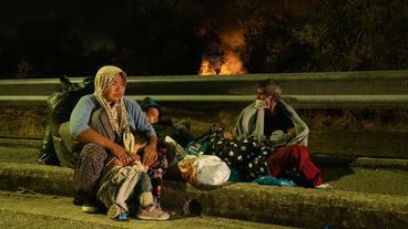 Bild: Enri Canaj, Magnum Photos Nach dem Brand in Moria. Eine Frau sitzt mit ihren Kindern auf der Straße