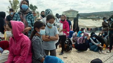 Bild: Enri Canaj, Magnum Photos Menschenschlange in Karatepe