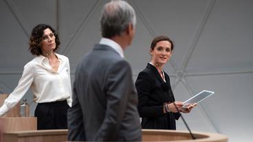 Bild: rbb/zero one film/Julia Terjung "Ökozid". Szenenfoto mit den beiden Anklagevertreterinnen Wiebke Kastager (Nina Kunzendorf) und Larissa Meybach (Friederike Becht)