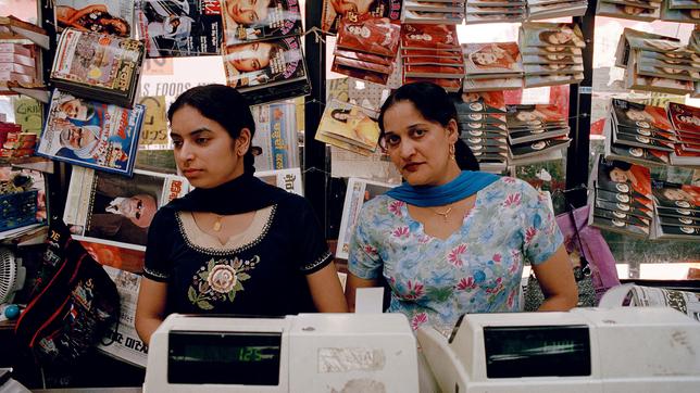 Gauri Gill, 'Indian grocery store in Queens, New York 2004', aus der Serie 'The Americans', 2000-2007