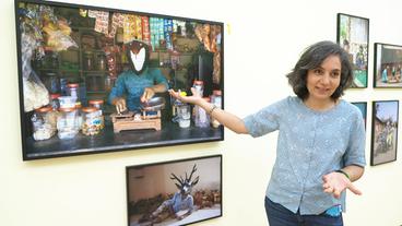 Bild: WDR Gauri Gill in der Ausstellung