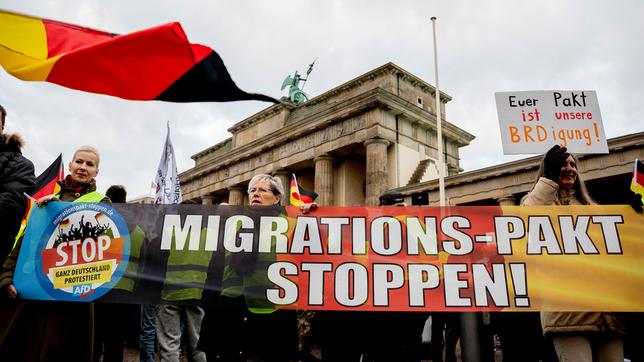 Bild: Christoph Soeder/dpa Pegida-Demonstration gegen den Migrationspakt, 1.12.2018, Berlin
