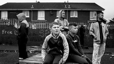 Bild: Toby Binder Foto aus Toby Binders Serie Jugend in Belfast: eine Gruppe Jugendlicher auf der Straße