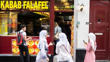 Bild: mauritius images / Alam/Brian Scantlebury Migrantinnen in Amsterdam