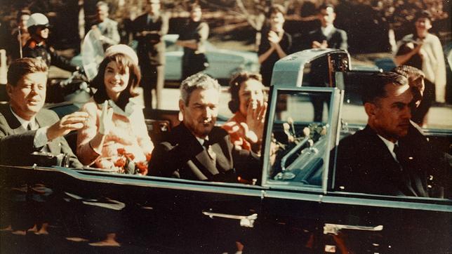 John F. Kennedy im offenen Wagen kurz vor seiner Ermordung