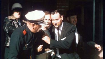 Bild: National Archives Lee Harvey Oswald nach seiner Verhaftung