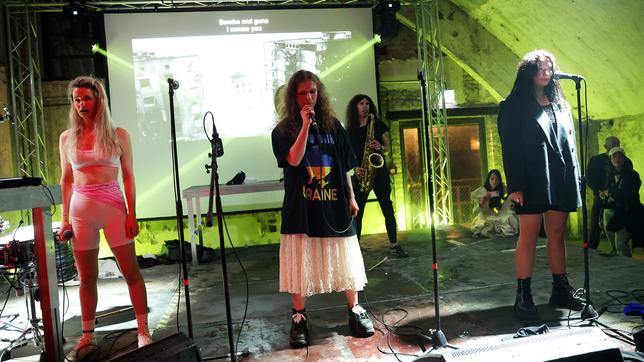 Bild: Getty Images Pussy Riot auf der Bühne. Konzertauftakt von Riot Days in Berlin am 12. Mai
