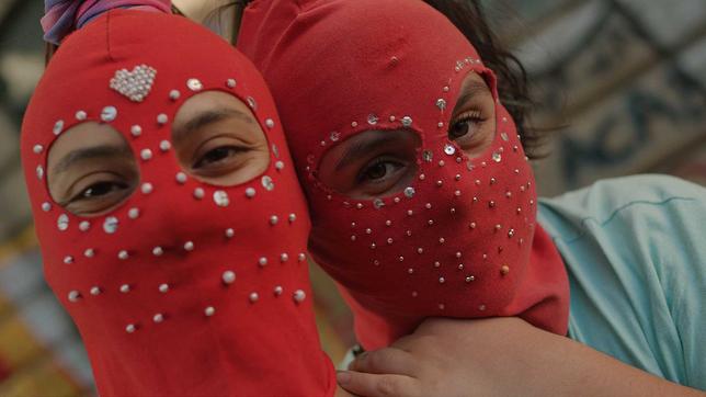 Filmdoku "Breaking Social". Still: Zwei Demonstrantinnen beim Protest für Frauenrechte am 8. März 2019 in Santiago de Chile 