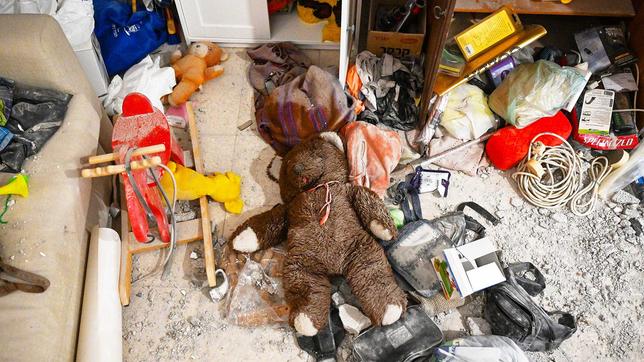Ein Teddy in einem Haus in einem Kibbuz, aus dem die Familie von Hamas-Terroristen entführt wurde