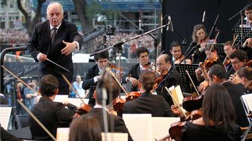 Bild: picture alliance/dpa Daniel Barenboim und das West-Eastern Divan Orchestra