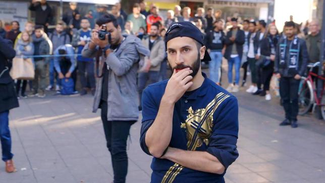 Bild: WDR/NEOS Film/Till Vielrose Hassan bei einer Aktion in Essen