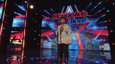Bild: Pandora-Film Die Adern der Welt. Filmszene, Amra auf der Bühne von Mongolia's got Talent
