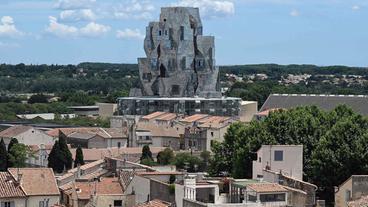 Bild: AFP Der Turm von Frank Gehry in Arles