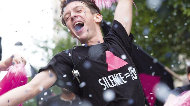 Bild: Edition Salzgeber Filmszene aus "120 BPM", ein Aktivist bei einer Demonstration