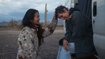 Bild: 20th Century Studios, Photo Courtesy of Searchlight Pictures Chloé Zhao und Frances McDormand