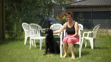 Bild: PIER 53 Filmproduktion Monobloc. Frau mit Hund im Garten