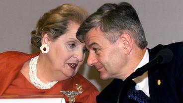Bild: dpa Picture-Alliance/Gero Breloer Kollegen: Madeleine Albright und Joschka Fischer (1999)